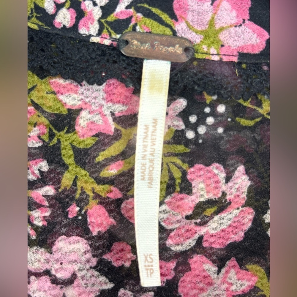 Free People Hold On To Me Black Floral Print Blouse Boho Raw Seam Size XS - Picture 7 of 14